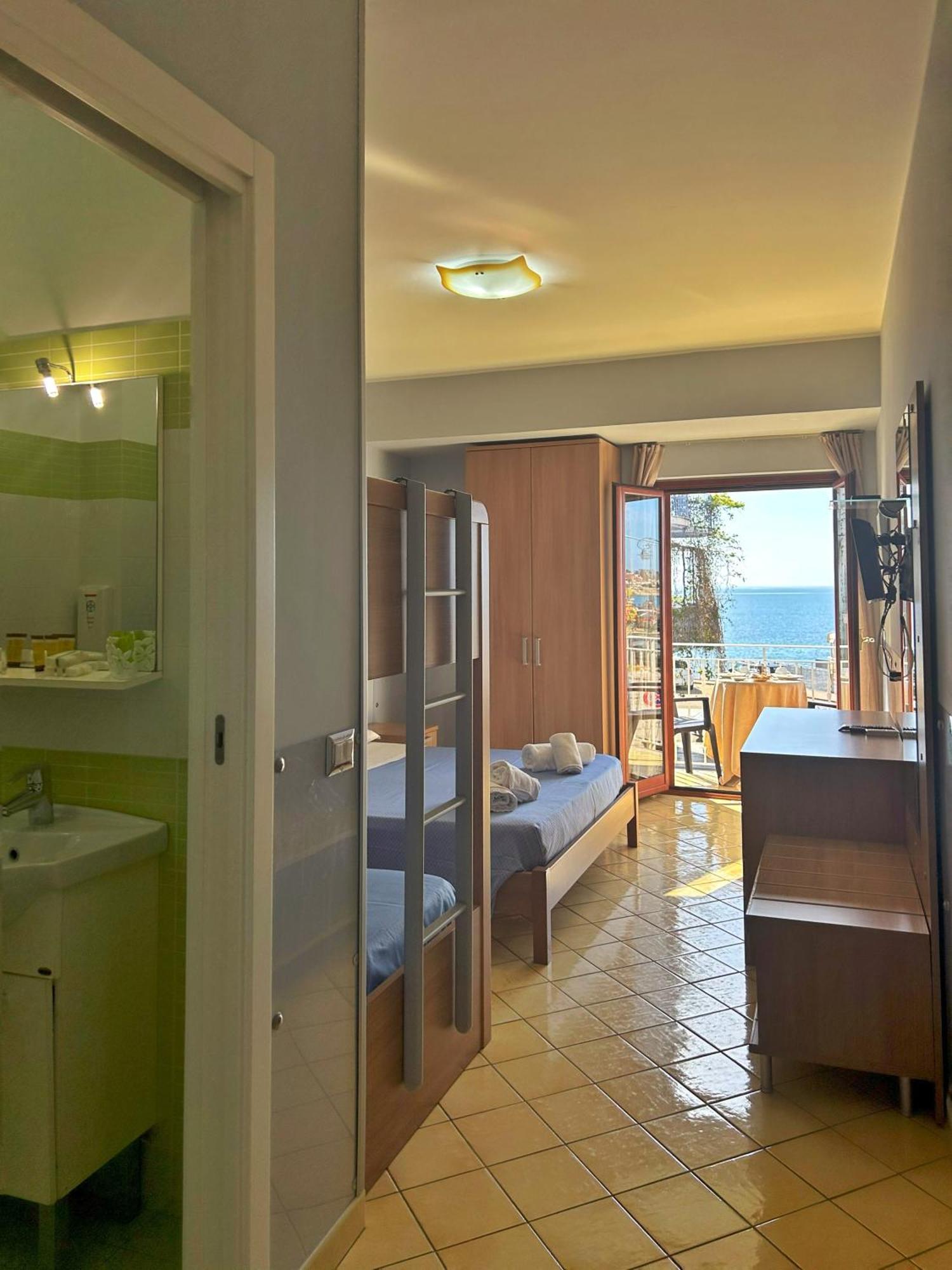 지아르디니낙소스 La Piazzetta B&B 외부 사진