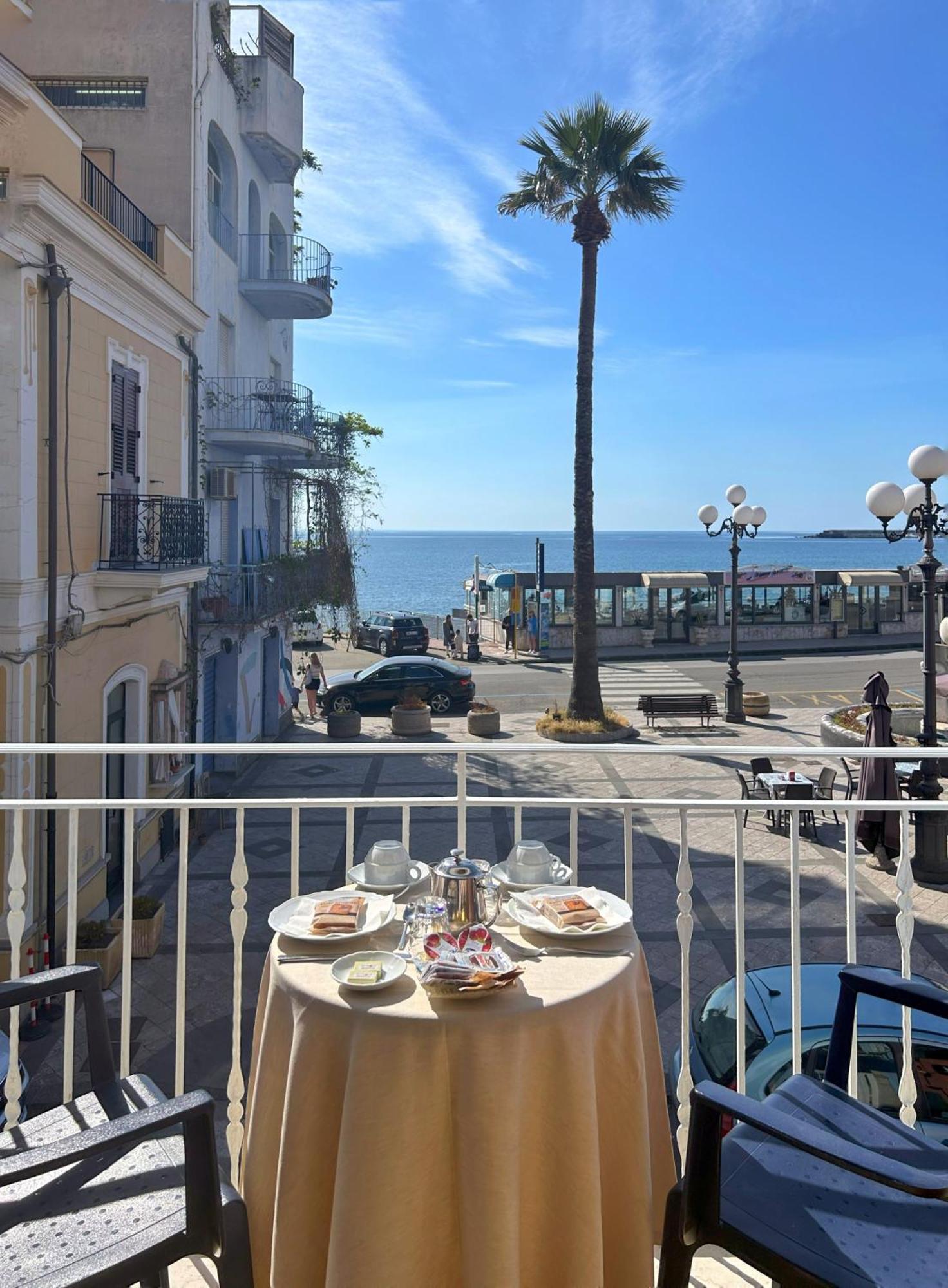 지아르디니낙소스 La Piazzetta B&B 외부 사진