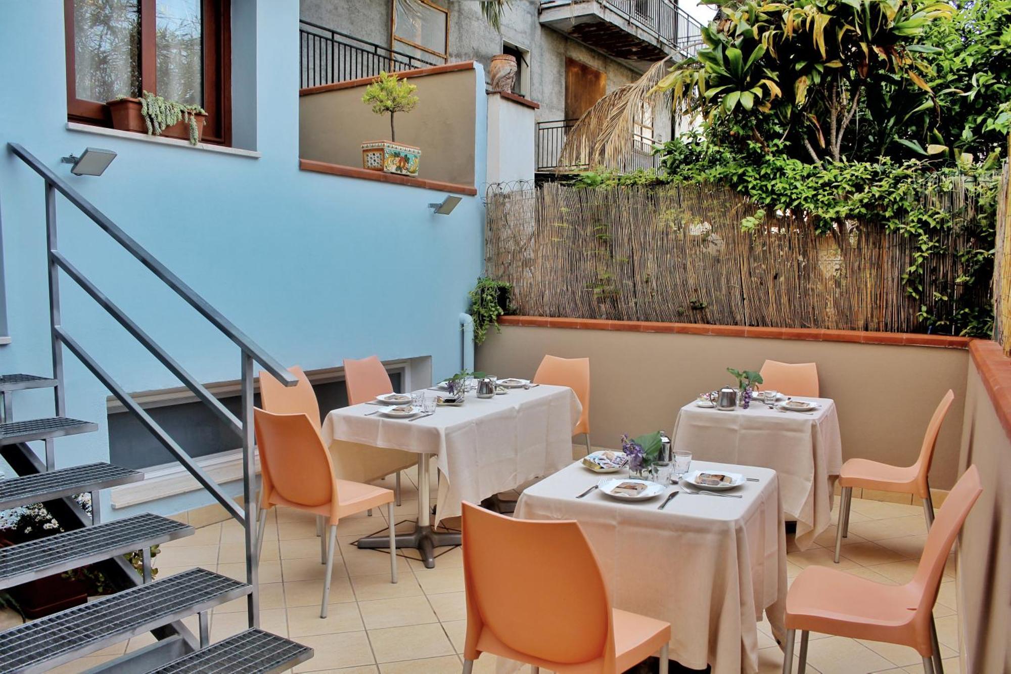 지아르디니낙소스 La Piazzetta B&B 외부 사진