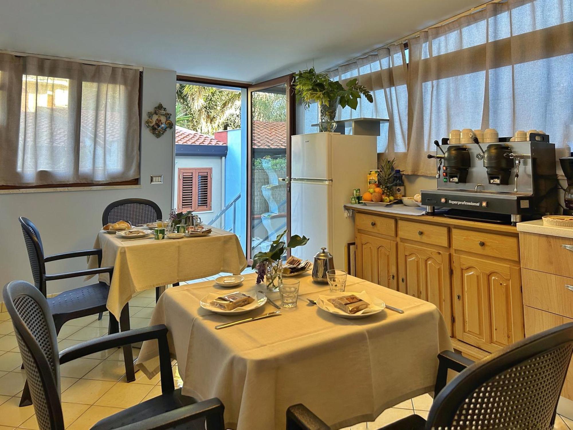지아르디니낙소스 La Piazzetta B&B 외부 사진