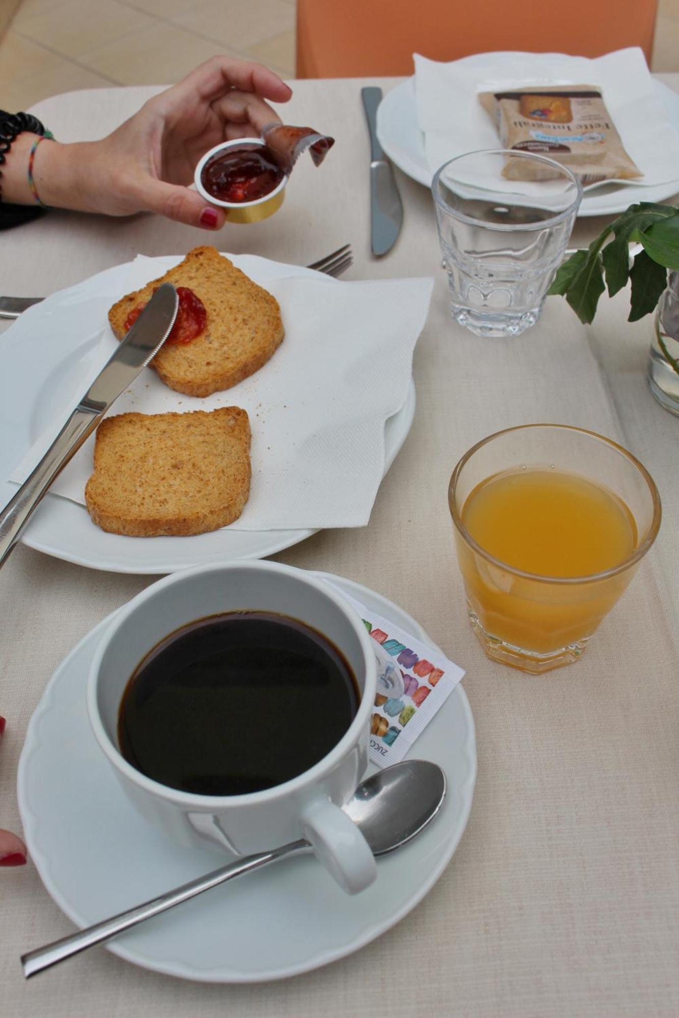 지아르디니낙소스 La Piazzetta B&B 외부 사진